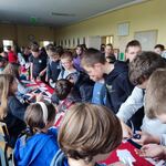 Uczniowie wykonują zadania z języka angielskiego