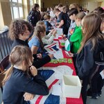 Uczniowie wykonują zadania z języka angielskiego