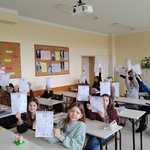 uczniowie chwalą się wykonanymi zadaniami