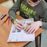 uczeń wykonuje zadania na karcie pracy