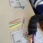 uczniowie kolorują karty pracy