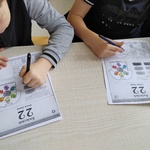 uczniowie z kartami pracy