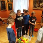 Uczniowie podczas zajęć. Słuchają prowadzącej.