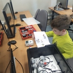 chłopiec buduje robota z klocków lego
