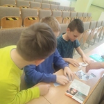 chłopcy układają puzzle przedstawiające atrakcję turystyczną