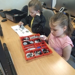 dziewczynki budują robota z klocków lego