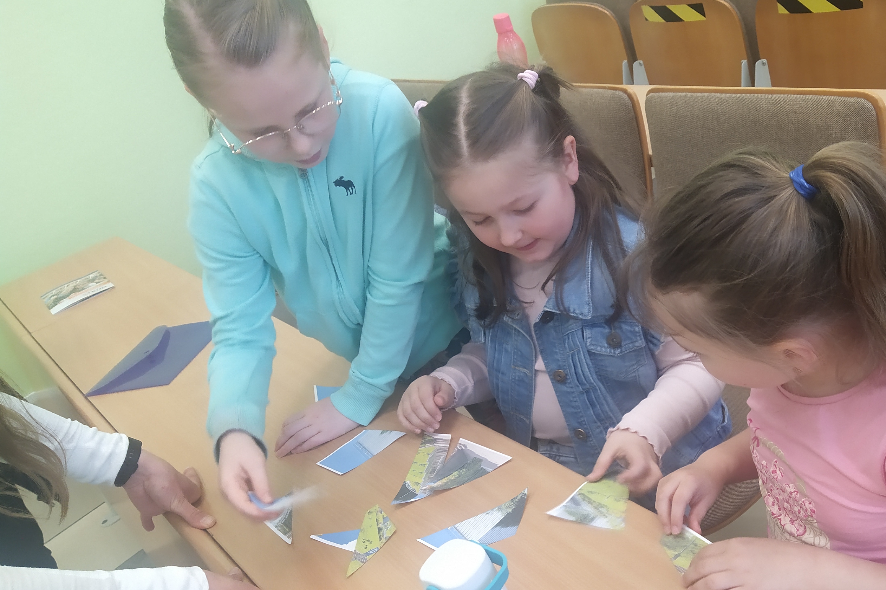 uczennice układają puzzle tematyczne