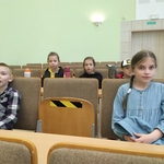 uczniowie słuchają wykładu na auli