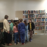 uczniowie w bibliotece