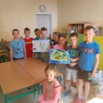 Uczniowie w grupach prezentują swoją osadę.