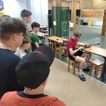 Uczniowie przyglądaja się jak instruktor przeładowuje broń.jpg