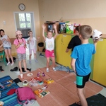 Dzieci grają w grę na kocach.jpg