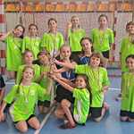 uczennice pozują do zdjęcia z pucharem i medalami.
