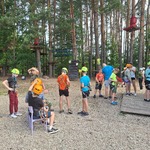 Uczniowie przygotowują się do wspinaczki. Czekają na swoją kolej.