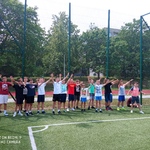 Uczniowie kibicują na boisku szkolnym