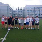 Uczniowie pozują do zdjęcia na boisku szkolnym. Są ubrani w stroje sportowe (8).jpg