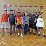 Uczniowie pozują na tle bramki