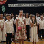 Trójka uczniów występuje na apelu.