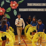 Uczennice tańczą układ z hula hop. Uczeń śpiewa piosenkę.