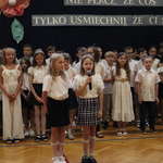 Uczniowie występują na apelu.