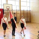 Uczniowie z pocztu sztandarowego wyprowadzają sztandar z sali.