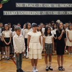 Uczniowie występują na apelu.