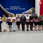 Uczniowie i nauczyciele pozują do zdjęcia z prezydentem