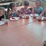 Uczniowie klasy 2c w czasie poczęstunku