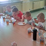 Uczniowie klasy 2c cieszą się poczęstunkiem