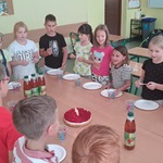 Dzieci składają sobie wzajemne życzenia
