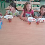 Dzieci jedzą tort