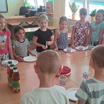 Uczniowie klasy 2c śpiewaja Sto lat