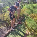 Uczennice grają w minigolfa