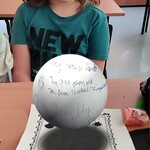 Uczeń pozuje do zdjęcia