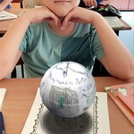 Uczeń pozuje do zdjęcia