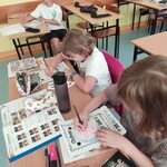 Uczennice wypełniają kartę pracy