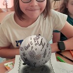 Uczeń pozuje do zdjęcia