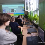 Pierwsza pomoc na informatyce - uczniowie rozwiązują quiz