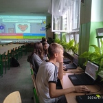 Uczniowie rozwiązują quiz na komputerach