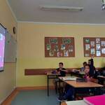 Uczniowie wykonują zadania. Zgłaszają się do odpowiedzi.