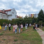 Uczniowie zbierają śmieci