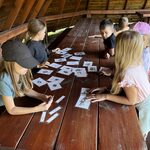 Uczniowie klasy IIb dobierają tropy zwierząt