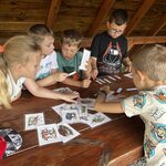 Dzieci w rywalizacji drużynowej przyporządkowują nazwy zwierząt do ich tropów oraz ich zdjęć