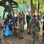 uczniowie przygotowują się do gry paintballowej - zakładają maski