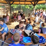 uczniowie rozmawiają pod wiatą