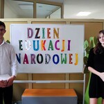 Uczniowie pozują do zdjęcia