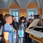 Uczniowie podczas zwiedzania Muzeum Sztuki Drukarskiej i Papiernictwa
