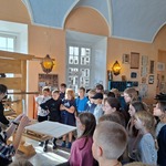 Uczniowie podczas zwiedzania Muzeum Sztuki Drukarskiej i Papiernictwa