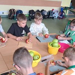Dzieci obierają owoce