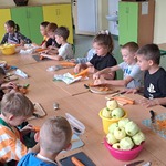 Uczniowie obierają marchewki.jpg